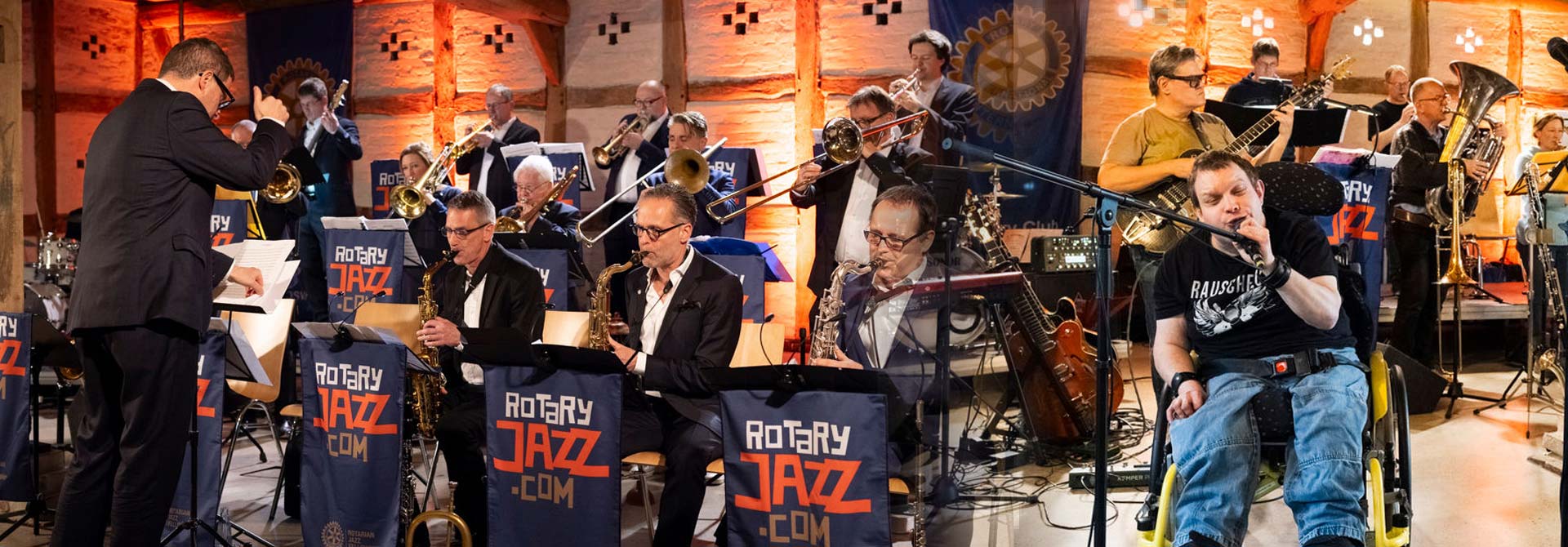 Die Bigband des Rotary Club und Bewohner des Johannishag bei einer Probe in der Botjerschen Scheune in Worpswede. 