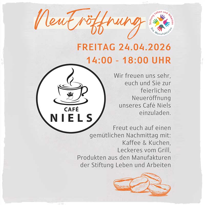 Plakat für die Neueröffnung mit folgendem Text:  Wir freuen uns sehr, euch und Sie zuur feierlichen Neueröffnung des Café Niels einzuladen.  Freut euch auf einen gemütlichen Nachmittag mit: Kaffee und Kuchen, und Produkten aus den Manufakuren.  Freitag, 2